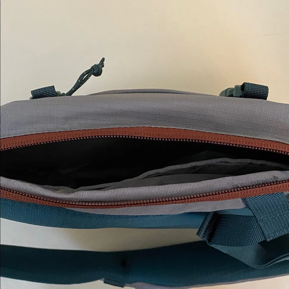 New Patagonia Atom sling backpack 🎒 size 8L - authentic - Picture 6 of 7